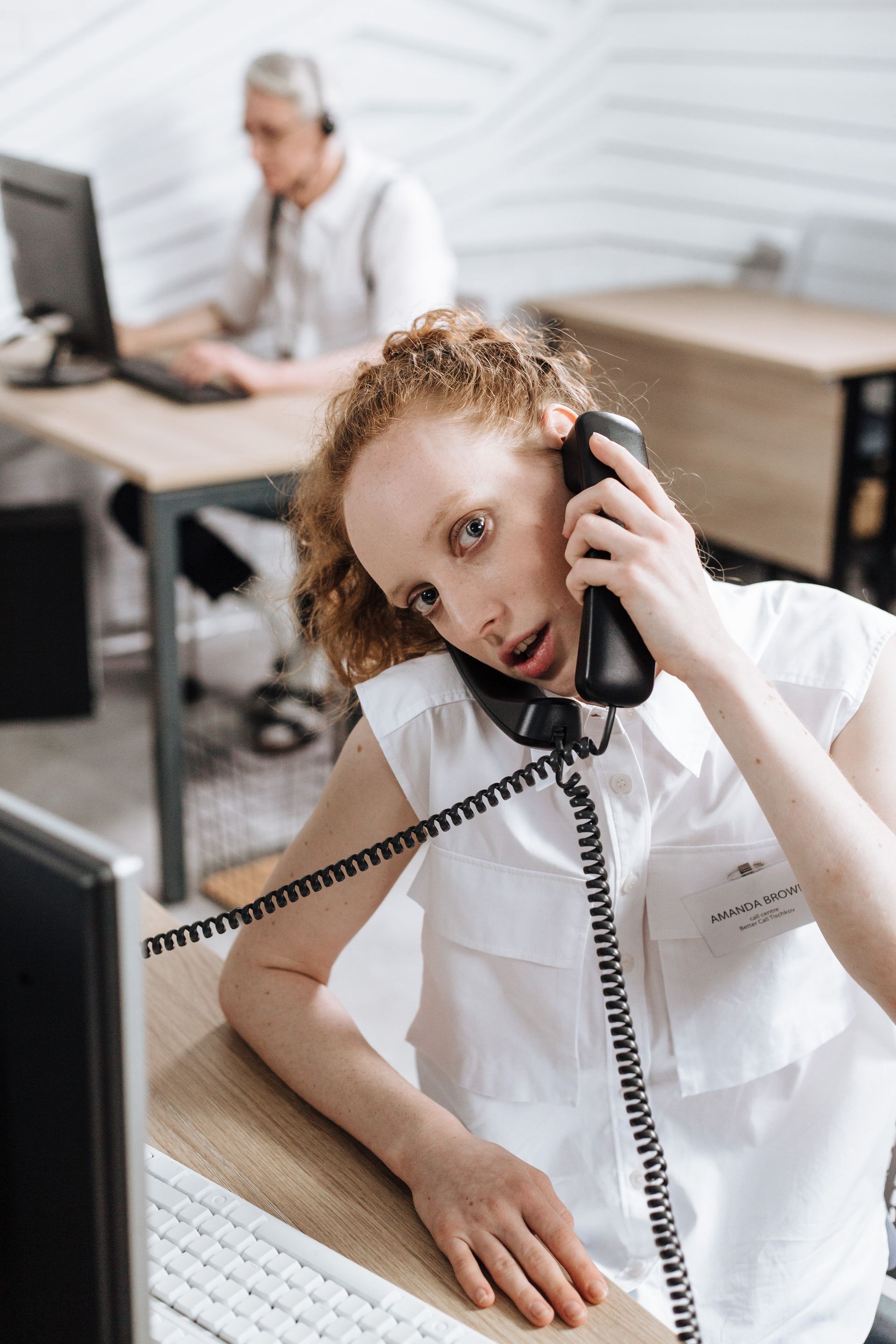 Person im Büro nimmt einen Anruf entgegen